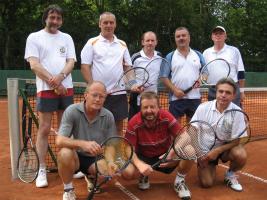 Herren 40 und 50 (h.v.l. Stefan Thiemecke, Manfred Rademann, Andreas Trensinger, Reiner Christoph, Roberto Henschke, v.v.l. Norbert Krebs, Dr. Harald Friedrich, Frank Hirschfeld) Herren 40 und 50 (h.v.l. Stefan Thiemecke, Manfred Rademann, Andreas Trensinger, Reiner Christoph, Roberto Henschke, v.v.l. Norbert Krebs, Dr. Harald Friedrich, Frank Hirschfeld)
