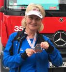 Petra Beckers Kommentar aus Berlin:  Wetter war super, die Zielzeit von 2:12:54 Stunden hat gepasst und die Medaille ist schick. Der Lauf war anstrengend, aber dennoch zufrieden und glücklich und mit einem fetten Lächeln im Ziel angekommen.

