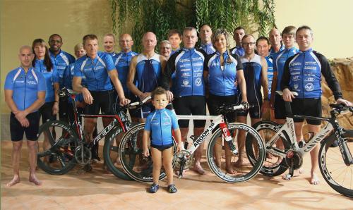 Die Triathleten v.l. Thomas Vetter, Annett Lampe, Mathias Lampe, Annegret Wille, J&ouml;rg Alex, Torsten Blauwitz, Olaf Moch, J&uuml;rgen Eisfeld, B&auml;rbel Eisfeld, Daniel Rago&szlig;,  Michael Barteld, Ingo Bieganski,Ilka Barteld-Pfeiffer, Steffen Sch&ouml;ler, J&uuml;rgen Genendsch, Detlef Sch&auml;fer, Toralf Schmidtscheider, Martin Wille, Ralf Rosenmeier, Finn Lampe. Es fehlen: Torsten Born, Steffen Fleischer, Maik M&uuml;ller, Reiner Kertscher, Gerd Schmidt, J&uuml;rgen Salffner, Beate Lyko, Janko Schlenker, Nils Lampert, Ina Sch&ouml;ler, Verena Seichter. 