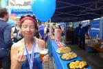 Finisher, Medaille, Butterkuchen, Bierchen und ein geschenkter Luftballon – das Paradies f&uuml;r Sabine B&ouml;rner von der Gaensefurther Sportbewegung.