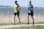 Die herrliche Landschaft entsch&auml;digt J&ouml;rg Eisfeld (l.) f&uuml;r so manche Anstrengung.
Quelle: www.darss-marathon.de