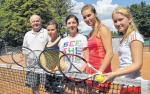 Bernd Gothe trainiert diese jungen M&auml;dchen aus G&uuml;sten, Sta&szlig;furt und Hecklingen.  Im Nachwuchsbereich sucht die Abteilung Tennis unseres Vereins noch dringend junge Spieler.