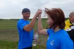 J&ouml;rg Sch&auml;per h&auml;lt seine gute Form seit dem Prag Marathon und schl&auml;gt hier mit Sylvia K&ouml;hn nach ihrem Zieleinlauf zufrieden ab.