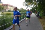 Startnummer sitzt! Hochmotiviert, Bode-Runners Jan Zaschke vorbei am Schloss Moritzburg mit wundersch&ouml;ner Teichanlage.