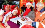 W&auml;hrend des Auftrittes auf dem Weihnachtsmarkt Egeln trug sich Doris Pirwitz als Leiterin der Dance-Factory, die zur Gaensefurther Sportbewegung geh&ouml;rt, in das Goldene Buch ihrer Heimatstadt ein. 