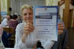 Renate Liedtke, die als Zweitplatzierte in Ak w60 gro&szlig;en Anteil am Mannschaftssieg hatte, pr&auml;sentiert stolz die Urkunde. 
