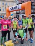 Kurz vor sechs Uhr in Eisenach zum Start des Supermarathons &uuml;ber 73,9 Kilometer: Heiko Witte (Bernburg), Dana Finzelberg (Bernburg), Katrin Winkler-Hindricks, Kirsten Geist, Konstantin Illhardt (Wals), Dirk Meier (v.l.) und Henrik B&ouml;hme (unten).