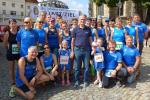 Waldemar Cierpinski, Doppelolympiasieger von 1976 und 1980 im Marathon, posierte vor dem Start in gewohnt treuer Manier mit den Gaensefurthern. F&uuml;r die teilnehmerst&auml;rkste Mannschaft lobte er zum zweiten Mal den Wanderpokal aus, den die Salzl&auml;nder im vorigen Jahr schon mit nach Hause nahmen. 