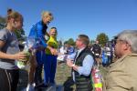 Gratulation durch Sch&ouml;nebecks Oberb&uuml;rgermeister Bert Knoblauch f&uuml;r die schnellste Frau auf der 6,63-Kilometer-Strecke - Kirsten Geist von der Gaensefurther Sportbewegung