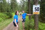 Freude &uuml;ber den erreichten Kilometer 50 bei Sylvia K&ouml;hn und Sabine B&ouml;rner (v.l.). Jetzt nur noch einen Halbmarathon, dann ist es schon geschafft.