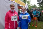 Noch ohne Vereinsbekleidung aber bestens vorbereitet: Anke Delius (li.) mit Tochter Annika vor dem Start zum 40. Einetallauf &uuml;ber sieben Kilometer