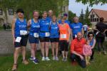 So locker wie die Bode-Runners der Gaensefurther Sportbewegung auf dem Gruppenbild vor dem Start des 21. Huy-Burgen-Laufs, war auch das Laufevent &uuml;ber den H&ouml;henzug des Harzvorlandes. Ganz ohne Zeitwertung konnten die einzelnen Etappenziele absolviert werden. Dennoch waren 54 zu laufende Kilometer an zwei Tagen eine ordentliche Herausforderung f&uuml;r die Teilnehmer.