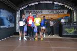 Henry Schmidt (li.) erlief f&uuml;r das Dr.-Frank-Gymnasium den dritten Platz in der Gesamtwertung der M&auml;nner &uuml;ber zwei Kilometer. Platz zwei ging an Michael Kaufhold (re., RGF Lehrte/Sehnde), Sieger wurde Johann R&ouml;ske (Mitte) vom Braunschweiger Laufclub.