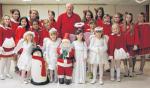 Klaus-Peter Meier haben die M&auml;dchen der Dance-Factory aus Egeln in die Mitte genommen. In diesen tollen Kost&uuml;men sind die j&uuml;ngsten Gruppen in den kommenden Wochen in Egeln und Umgebung unterwegs und zeigen ihr diesj&auml;hriges Weihnachtsprogramm. Foto: Nadja Bergling, Volksstimme