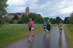 Ein beherztes Rennen liefen Ina Sch&ouml;ler (ZLG Atzendorf Nr. 99) und Stefanie Nowak (Nr. 104) von der Gaensefurther Sportbewegung, hier nach den Sportplatzrunden am Pl&ouml;tzkauer Schloss. Sch&ouml;ler konnte den Vorsprung weiter ausbauen und siegte als schnellste Frau &uuml;ber die Halbmarathondistanz nach 01:40 Stunden.