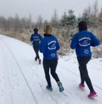 Sabine B&ouml;rner, Petra Becker, Sylvia K&ouml;hn (v.l.n.r.) auf dem R&uuml;ckweg durch die atemberaubende Winterlandschaft.
