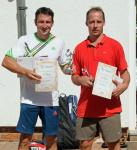 Michael K&uuml;ssner (l.) und Mike Pr&uuml;fer nach der Siegerehrung der Herren 40.