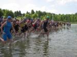 Start des Hauptwettbewerbs mit dem  Schwimmen &uuml;ber 750 Meter mit 4 Gaensefurther Triathleten.