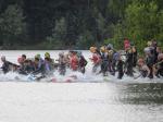 Insgesamt begaben sich zum 28. Altmarktriathlon 105 Starter &uuml;ber die Olympische Distanz ins 20 Grad k&uuml;hle Nass. Foto: Anne Hofmann
