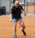 Andy Konze von den Herren 50 konnte es kaum erwarten, den Tennisschl&auml;ger in die Hand zu nehmen. Foto: Dennis Uhlemann, Volksstimme 