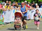 Egal ob jung, alt oder sogar - wie hier mit Hilfe von Stefan Sindermann - mit Kinderwagen: Beim 8. Sta&szlig;furter Salzland-Lauf kamen alle ins Ziel.