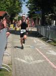 Nach einer Laufstrecke von 6 Kilometer l&auml;uft Martin als Sieger seiner Altersklasse durchs Ziel.