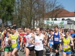Start &uuml;ber die 10 km Distanz mit Jens-Uwe B&ouml;rner (mit blauer Hose 3.v.r.). 