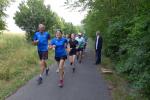 Im Pulk der Laufgruppe eingeschlossen, meisterte Annika Delius (schwarzes Laufdress) ihren Spendenlauf &uuml;ber eine Stunde mit Bravur. Noch nie so lange am St&uuml;ck durchgelaufen, standen am Ende 8,8 Kilometer auf der Laufuhr. Damit erh&ouml;hte Annika die Spendensumme f&uuml;r das Kinderhospiz der Pfeifferschen Stiftungen und den Verein 