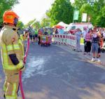 Die freiwillige FeuerwehrL&ouml;derburg sorgte nicht nur f&uuml;r die n&ouml;tige Abk&uuml;hlung, sondern ging &uuml;ber die 1,5 Kilometer auch selbst in voller Montur an den Start.