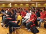Aufmerksam verfolgen die jungen Sportler und ihre Eltern im Sparkassenschiff die Ausf&uuml;hrungen des Redners.