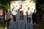 Die drei schnellsten Frauen der Sechs-Kilometer-Strecke: Die Ukrainerin Viktoriia Kolchyk (Mitte) sicherte sich beim Wobau-Lauf Platz eins vor der Magdeburgerin Greta Engel (links) und Rebekka Matthess von der SG Salzlandsparkasse. Stolz  nahmen sie ihre Urkunden und Preise bei der anschlie&szlig;enden Siegerehrung von Daniel Bierbach (Wobau) und Eugen Keller (Stadtwerke) entgegen.