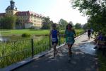 Schlussspurt f&uuml;r Sabine B&ouml;rner und Jana Berger (v.l.) in das Ziel. Im Hintergrund gr&uuml;&szlig;t das Schloss Moritzburg.