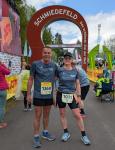 In L&auml;uferkreisen wei&szlig; man, dass Schmiedefeld das sch&ouml;nste Ziel der Welt ist. Alle, die ihren Rennsteig-Super-Marathon &uuml;ber 73,9 Kilometer hier schon gefinisht hatten, k&ouml;nnen Katrin Winkler-Hindricks und Dirk Meiers Emotionen nachvollziehen. F&uuml;r die beiden Extremsportler soll es wohl der letzte Ultra gewesen sein – so sagt Meier, der in einer Woche seinen 60. Geburtstag feiern wird.