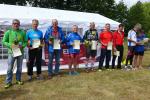 Jens-Uwe B&ouml;rner (4.v.l.) verpasste knapp das Podest in der Altersklasse ab 45 Jahre. Nach einer schlechten Schwimmleistung k&auml;mpfte er sich kontinuierlich weiter nach vorn.
