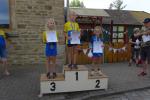 Lotta Siebert (re.) freute sich beim Othaler Gutshoflauf &uuml;ber einen zweiten Platz beim Schnupperlauf &uuml;ber einen Kilometer.