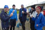 Alle Gaensefurther Sportler v.l. Ralf Rosenmeier, Torsten Blauwitz, Steffen Schöler, Ina Schöler, Sabine Börner (und Jens-Uwe Börner als Fotograf) gönnten sich zum Abschluss noch einen Glühwein. Alle Gaensefurther Sportler v.l. Ralf Rosenmeier, Torsten Blauwitz, Steffen Schöler, Ina Schöler, Sabine Börner (und Jens-Uwe Börner als Fotograf) gönnten sich zum Abschluss noch einen Glühwein.