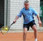 Herbert Mandel gewann sein Einzel, konnte aber die Niederlage der II. Herren 50 nicht verhindern. Foto: Norbert Wulf, Volksstimme Herbert Mandel gewann sein Einzel, konnte aber die Niederlage der II. Herren 50 nicht verhindern. Foto: Norbert Wulf, Volksstimme