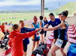 Alle H&auml;nde zusammen f&uuml;r die Team-La-Ola-Welle, die bei den Bode-Runners vor den L&auml;ufen inzwischen zum Ritual geworden ist. 
