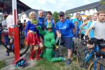 Superwoman und das lustige Seeungeheuer vom Semliner 3-Seenlauf posierten gerne mit den Bode-Runners für die Kamera, bevor es auf 25 anstrengende Kilometer um die drei Seen ging. Superwoman und das lustige Seeungeheuer vom Semliner 3-Seenlauf posierten gerne mit den Bode-Runners für die Kamera, bevor es auf 25 anstrengende Kilometer um die drei Seen ging.