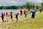 Heike Lenz hat die Schwimmdistanz absolviert und &uuml;bergibt an Peter Brauer.