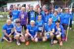 Die Bode-Runners der Gaensefurther Sportbewegung vor dem Start zum 18. Lauf um den Hain Giersleben: Jens-Uwe B&ouml;rner, Sandra Homann, Alexander Topf, Emily Siebert, Edgar Schmidtke und Nancy Bothe mit Nicki (u.v.l.), sowie Marc Kr&uuml;ger, Jens Kunkel, Stefan Sindermann, Renate Liedtke, Daniel Wuwer, Kirsten Geist, Janine Wuwer, Anke Delius, Claudia Geist, Kathleen Mahler, Sabine B&ouml;rner, B&auml;rbel Lallecke und Katrin Winkler-Hindricks (o.v.l.).