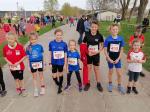 Emily Siebert (402) gemeinsam mit Schwester Lotta (403) am Start zu einem sehr h&uuml;geligen Ein-Kilometer-Lauf in der Altmark.