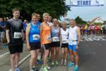 Die Bode-Runners mit befreundeten L&auml;ufern vor dem Start zum Hopfenpokallauf v.l. Felix Sch&auml;per (Unseburg), Renate Liedtke, Dirk Meier, Sibylle Sch&auml;per, J&ouml;rg Sch&auml;per, Claudia Meier, Roswitha Ahrens (Halberstadt) und Jens-Uwe B&ouml;rner. Es fehlt J&ouml;rg Eisfeld.