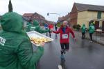 W&auml;hrend die Helfer sich warme Gedanken machen m&uuml;ssen, kommen zumindest die L&auml;ufer bei dem ungem&uuml;tlichen Wetter ins Schwitzen. Stefan Sindermann an einem Verpflegungsstand.