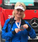 Petra Beckers Kommentar aus Berlin:  Wetter war super, die Zielzeit von 2:12:54 Stunden hat gepasst und die Medaille ist schick. Der Lauf war anstrengend, aber dennoch zufrieden und gl&uuml;cklich und mit einem fetten L&auml;cheln im Ziel angekommen.


