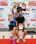 &Uuml;ber 2.000 Teilnehmer beim 25. Rathaus Center Dessauer CityRUN 2024 und die Bode-Runners der Gaensefurther Sportbewegung nehmen vier Altersklassensiege mit nach Hause! Janine Wuwer, Christian Siebert (u.v.l.) und Emily Siebert sowie Newcomer Lina Epperlein (o.v.l.) finden auf dem Siegertreppchen mit der „1“ ausreichend Platz.