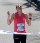 Tr&auml;nen des Gl&uuml;cks, Sekunden im Siegestaumel, Juliane Meyer kommt nach 42,195 Kilometern und 02:57:35 Stunden als erste Frau in das Ziel. Foto: Norman Rembarz
