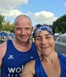 W&auml;hrend Nancy Bothe nach dem absolvierten Marathon emotional auf Wolke Sieben schwebt, ist Jens Schlottag froh &uuml;ber die erreichte Ziellinie. Geschafft und zufrieden - seine zehnte Teilnahme in Berlin, die er auf keinen Fall verpassen wollte.

