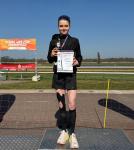 Lina Epperlein (Mitte) war die gro&szlig;e Gewinnerin &uuml;ber den ¾ Marathon beim17. Herrenkrugparklauf in Magdeburg. Auf Platz zwei lief Angela Gukasjan (li.) vom HSV Medizin Magdeburg, Dritte wurde Annika Wallstab (WunschTeam, re.).