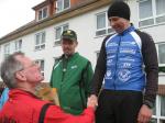Triathlet Detlef Sch&auml;fer nimmt die Gl&uuml;ckw&uuml;nsche f&uuml;r den Altersklassensieg &uuml;ber 24,5 km entgegen.